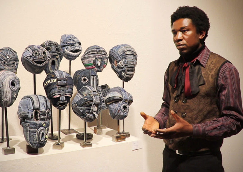 l'artista Afran intento a spiegare le sue opere