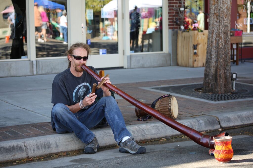 musicista con strumento aborigeno australiano